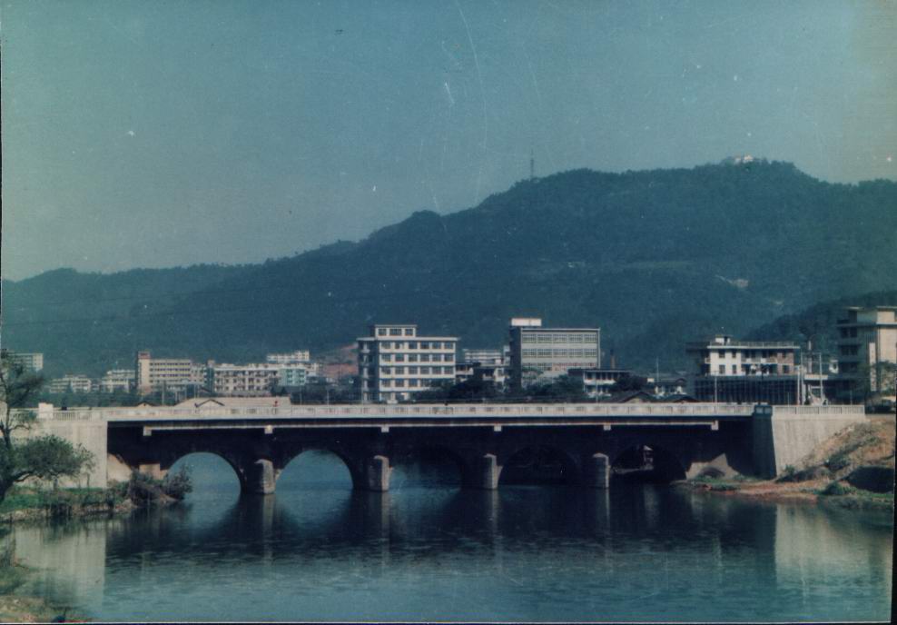 加高加宽为钢筋混凝土梁式公路桥(陈胤甫施工负责,王富毅设计负责)